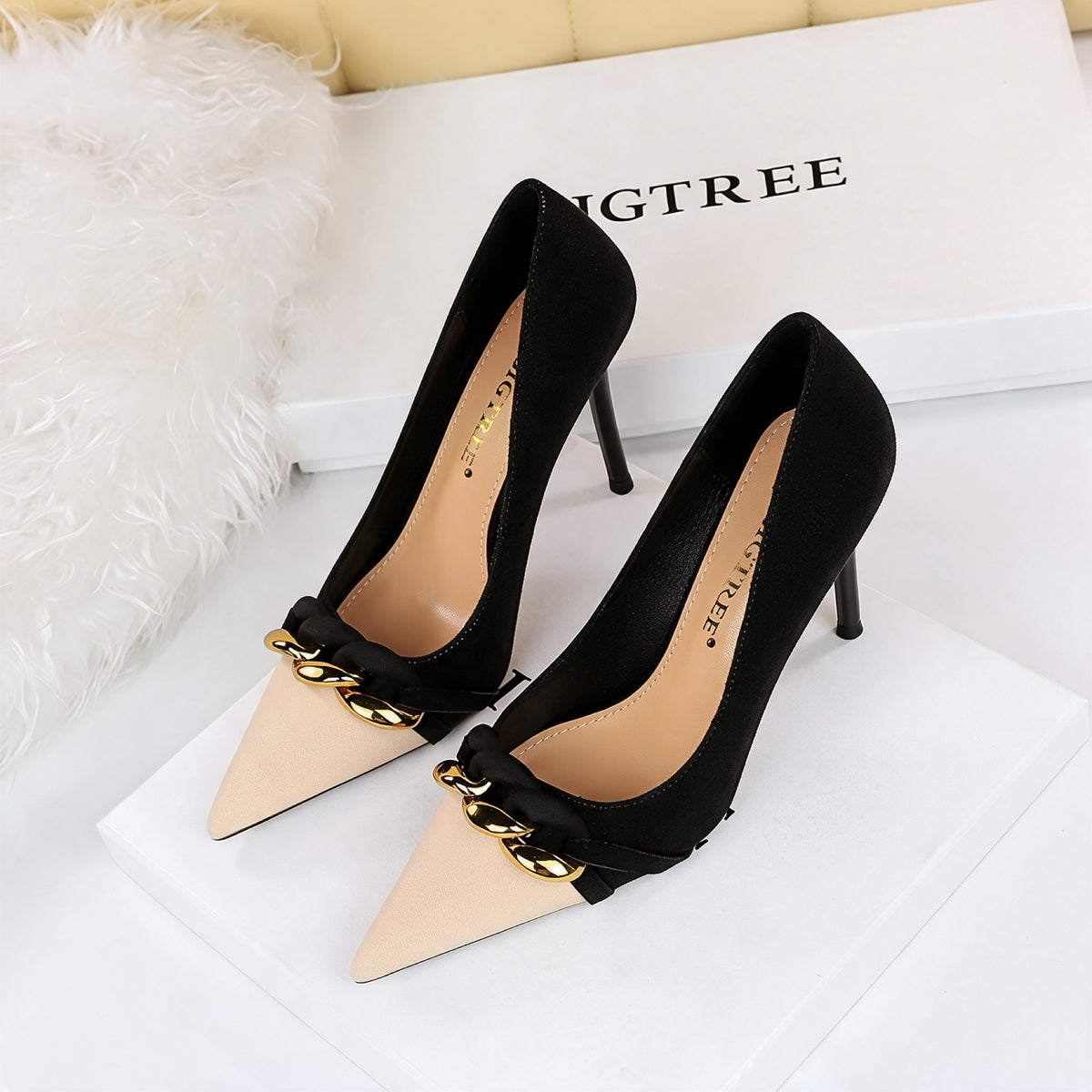 Perla Two-Tone Pumps in Black — top view